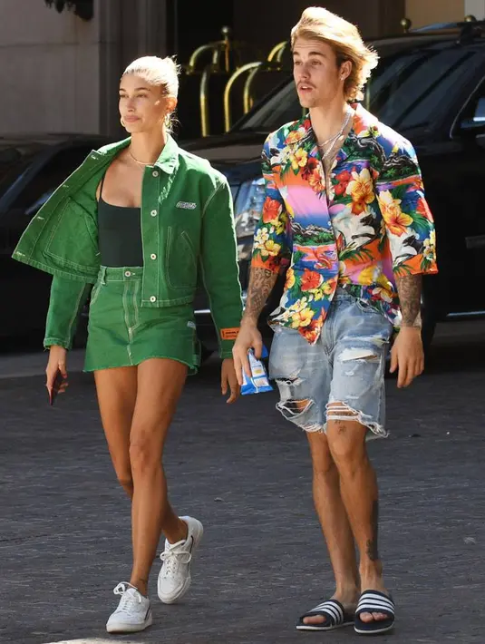 "Aku mengerti dari mana spekulasi tersebut dimulai, namun aku belum menikah!" tulis Hailey Baldwin. (E! News)