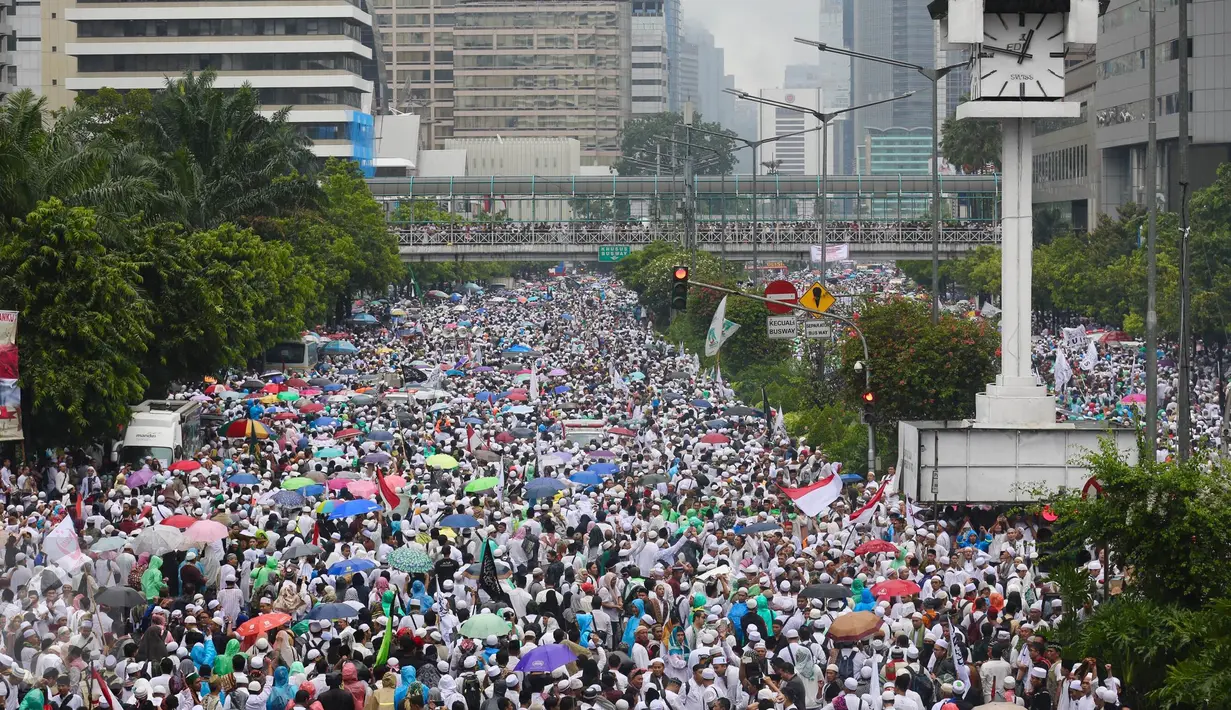 Massa aksi damai 2 Desember membubarkan diri setelah melaksanakan Salat Jumat berjamaah di kawasan MH Thamrin, Jakarta, Jumat (2/12). Setelah salat Jumat mereka berjalan kaki sambil berorasi‎ menuju ke arah Bundaran HI. (Liputan6.com/Fery Pradolo)