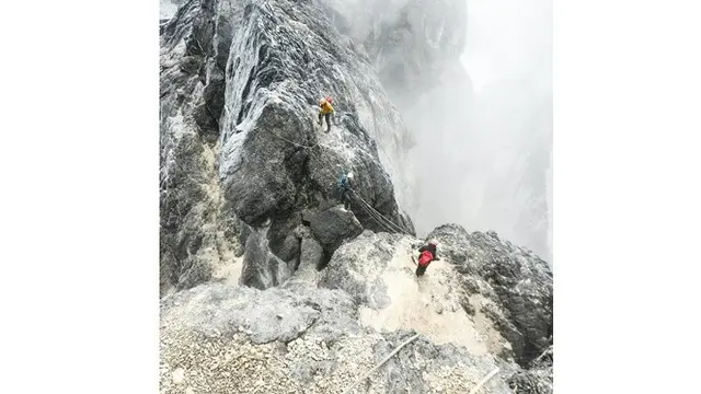 Turut Berduka, Ini 6 Potret Nadine Chandrawinata Kenang Mendaki Carstensz di 2016