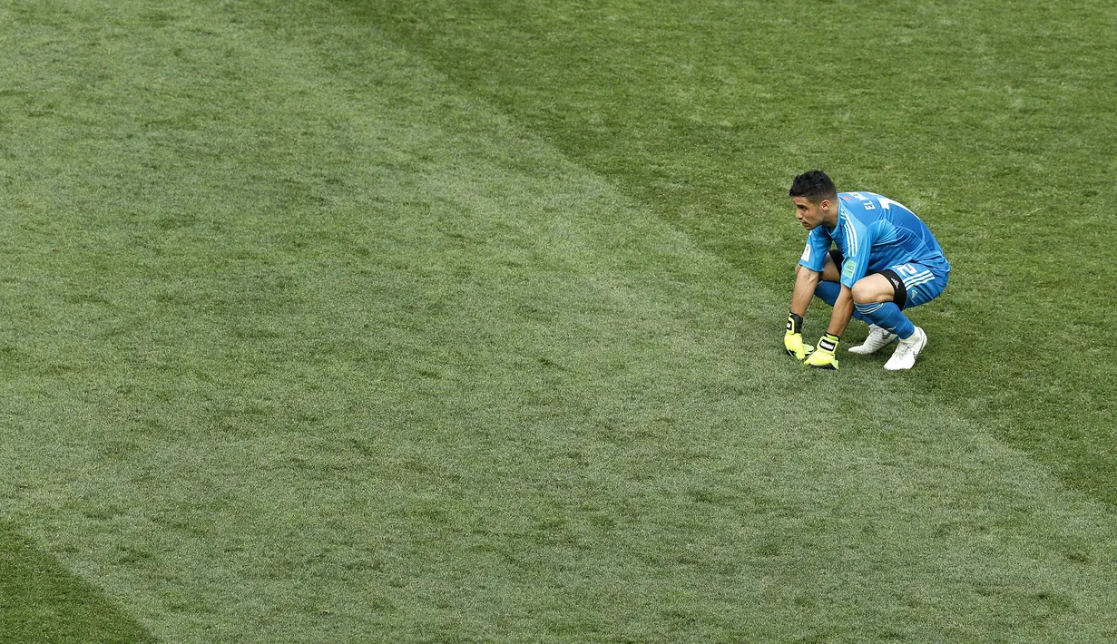 Kiper Maroko, Monir El Kajoui, tampak kecewa usai dikalahkan Portugal pada laga grup B Piala Dunia di Stadion Luzhniki, Moskow, Kamis (20/6/2018). Portugal menang 1-0 atas Maroko. (AP/Victor Caivano)