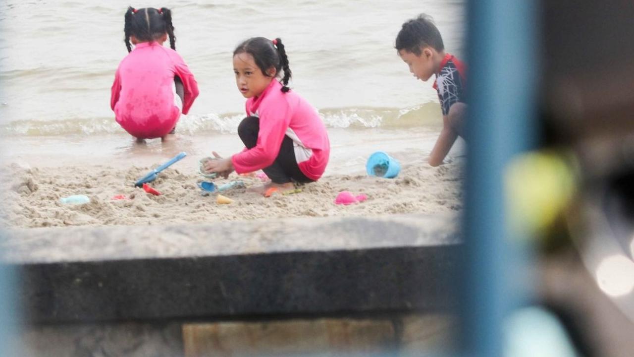 Dengan adanya program gratis masuk ini, diharapkan dapat meningkatkan kesadaran masyarakat akan pentingnya menjaga kelestarian lingkungan pantai. Foto: Liputan6.com / Herman Zakharia<br>