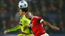 Gelandang Manchester United, Ashley Young (kanan) berebut bola udara dengan bek CSKA Moscow, Georgy Shchennikov pada liga champions di stadion Old Trafford,Inggris (3/11). Manchester United menang atas CSKA Moscow dengan skor 1-0. (Reuters/Darren Staples)