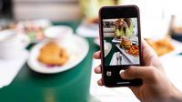 Ilustrasi memotret, memfoto makanan. (Image by Freepik)