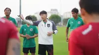 Pelatih Timnas Indonesia Shin Tae-Yong memberi instruksi kepada pemain jelang menghadapi Irak di Basra International Stadium pada kualifikasi Piala Dunia 2026 putaran dua zona Asia (dok: PSSI)