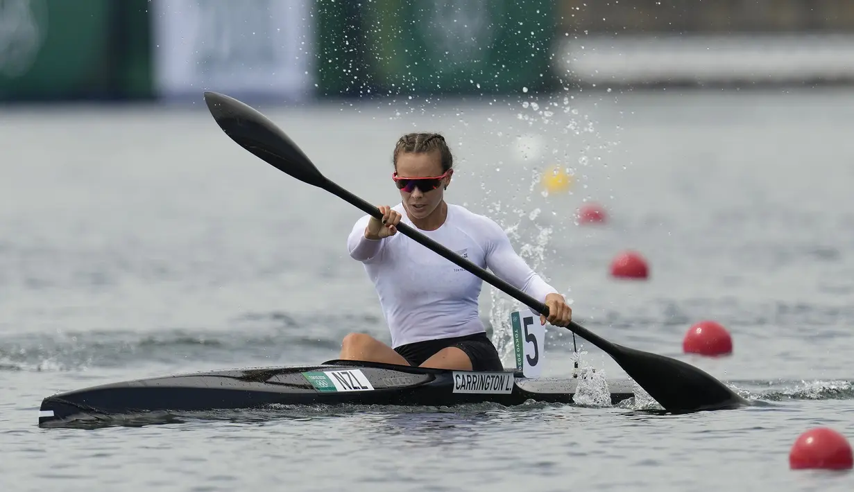 Lisa Carrington sukses menorehkan waktu 38,120 detik di nomor kayak 200 meter tunggal putri Olimpiade Tokyo 2020. Catatan waktu tersebut berhasil mengalahkan rekor Olimpiade sebelumnya yang dipegang atas namanya sendiri yaitu 38,127 detik. (Foto: AFP/Lee Jin-man)