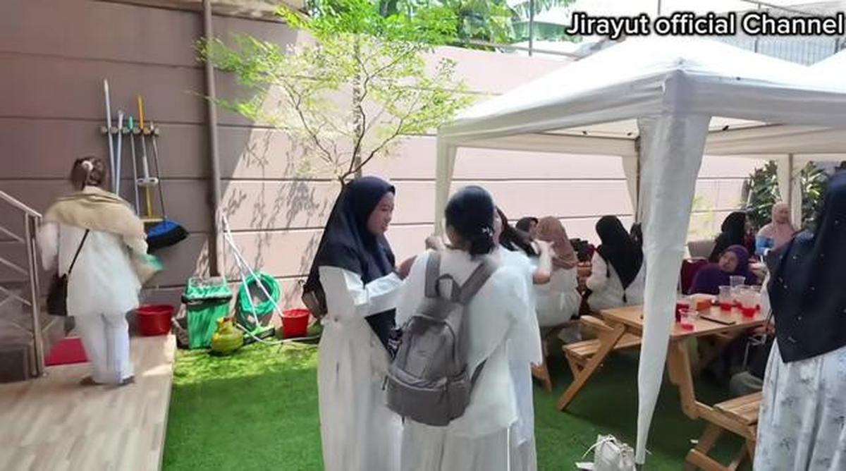 9 Potret Halaman Belakang Rumah Jirayut di Indonesia, Nyaman untuk Acara Keluarga