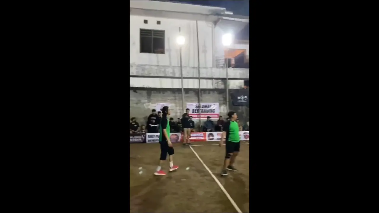 Duta Sheila On 7 saat bermain voli antar RT (Foto: Capture video Twitter @viandhusodo)