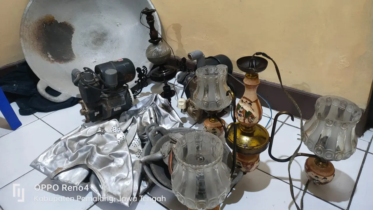 Maling perabotan menjual barang curiannya di marketplace. (Foto: Liputan6.com/Polres Pemalang)