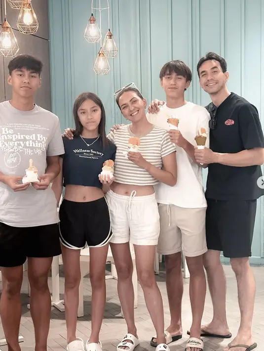 Keluarga Donna Agnesia dan Darius juga tampil begitu kasual dengan busana santai mereka. Setiap anggota keluarga memiliki personal style tersendiri. [Foto: Instagram/ Donna Agnesia]