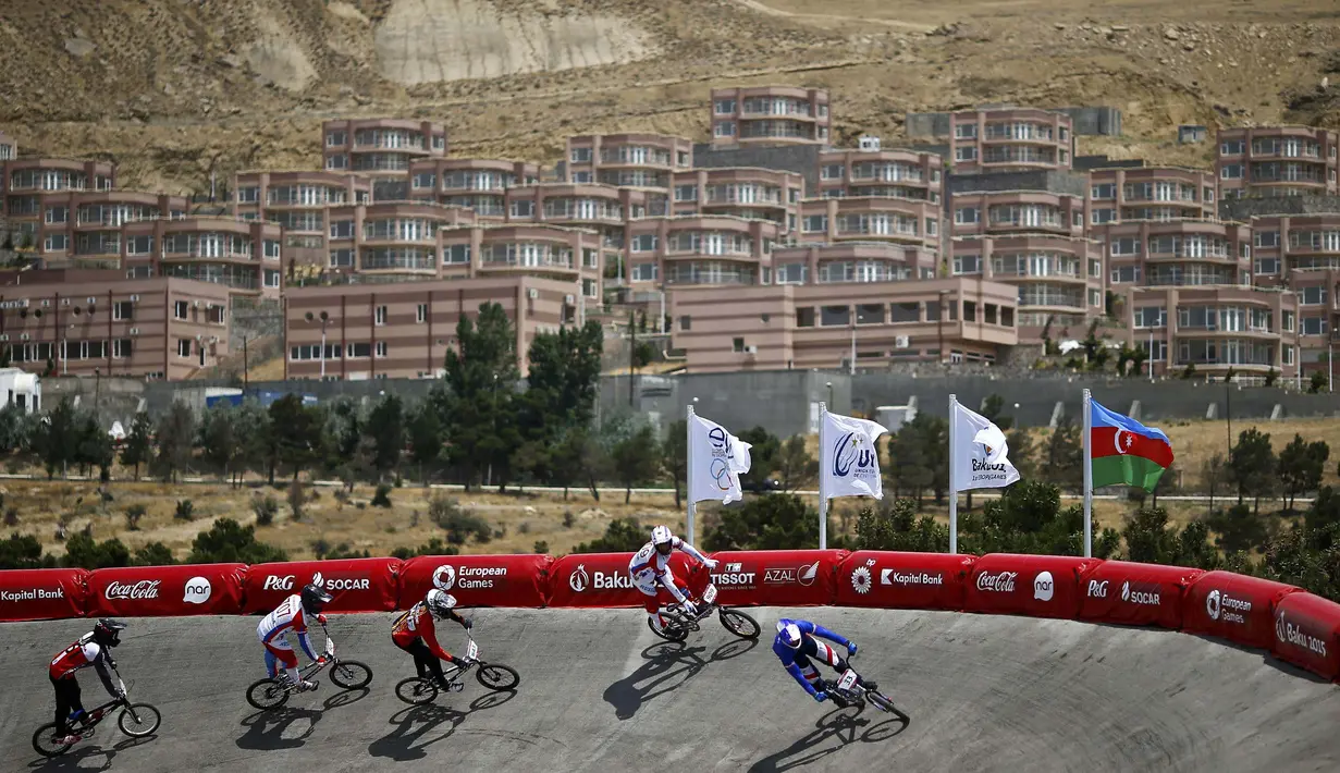 Para atlet BMX sedang berlomba dalam Pesta Olah Raga Eropa 2015 di Baku, Azerbaijan, (26/6). (REUTERS/Kai Pfaffenbach)