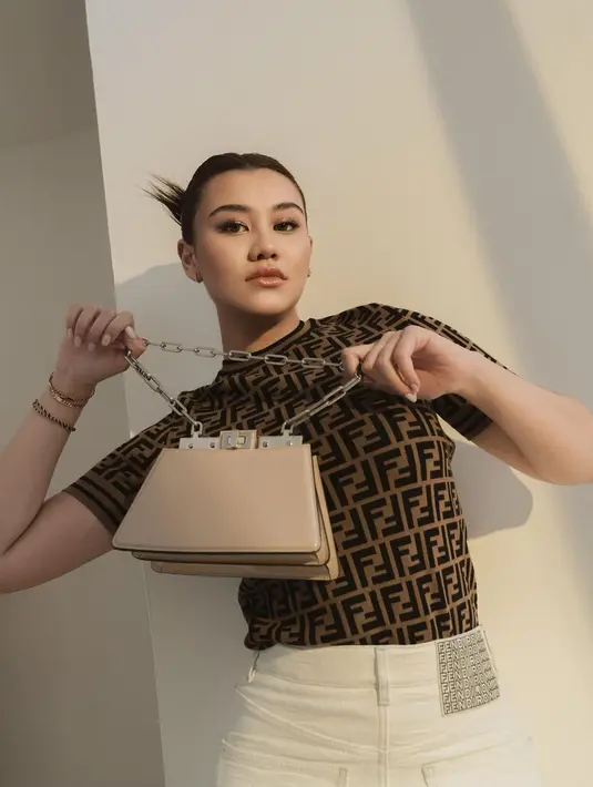 Momen lain memperlihatkan Aaliyah dengan makeup look tone bronzy yang elegan nan glamor. [@aaliyah.massaid]