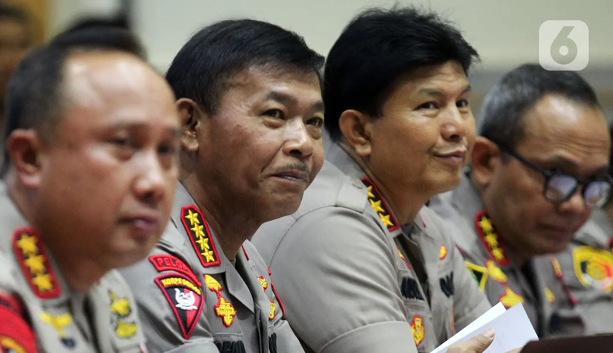 Kapolri Jenderal Polisi Idham Azis (kedua kiri) saat rapat kerja perdana dengan Komisi III DPR di Kompleks Parlemen, Jakarta, Rabu (20/11/2019). Rapat membahas anggaran, pengawasan, dan isu-isu terkini di Indonesia termasuk bom bunuh diri di Polrestabes Medan. (Liputan6.com/JohanTallo)