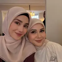 Dalam kesempatan spesial itu, aktris cantik ini tampil berbeda dari biasanya, membuktikan bahwa gaya modest wear pun bisa tetap terlihat elegan dan berkelas. [@syifahadju].