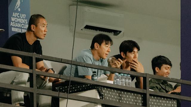 Pelatih Timnas Indonesia, Shin Tae-yong, memantau laga Bali United kontra Persebaya Surabaya.