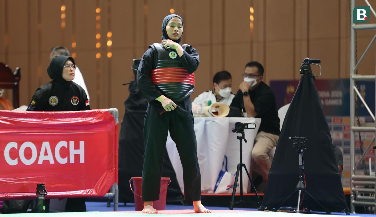 <p>Atlet pencak silat putri Indonesia, Safira Dwi Meilani saat menghadapi wakil Vietnam,&nbsp;Nguyen Huang Hong An pada nomor tanding putri kelas B Pencak Silat SEA Games 2023 di Chroy Changvar International Convention and Exhibition Center, Phnom Penh, Kamboja, Rabu (10/05/2023). (Bola.com/Abdul Aziz)</p>