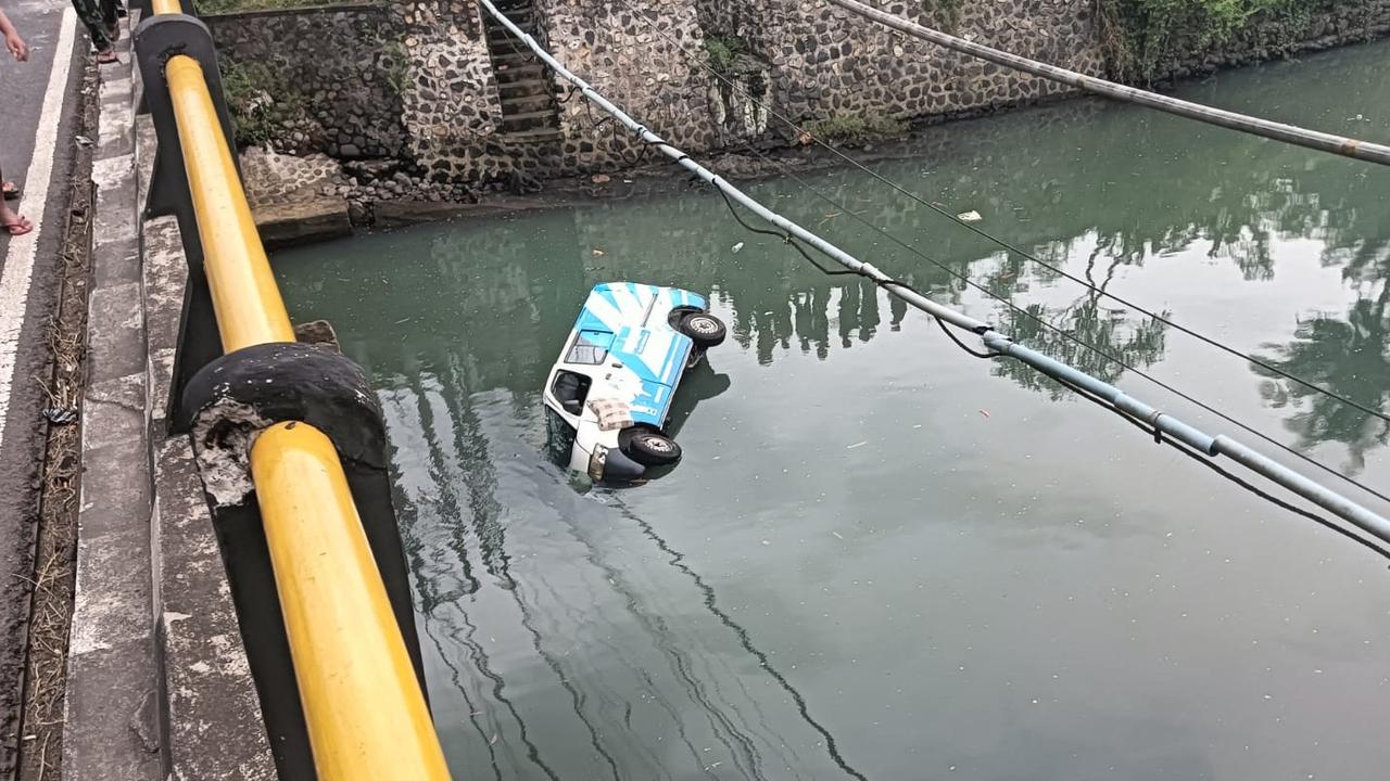Ambulans Bawa Jenazah Terjun ke Sungai Sedalam Tujuh Meter, Ditabrak Truk dari Belakang
