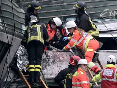 Tim penyelamat membantu seorang penumpang keluar dari sebuah kereta yang tergelincir di Stasiun Pioltello Limito, Milan, Italia, Kamis (25/1). Tiga penumpang tewas dan 10 lainnya luka serius. (Flavio Loscalzo/ANSA via AP)