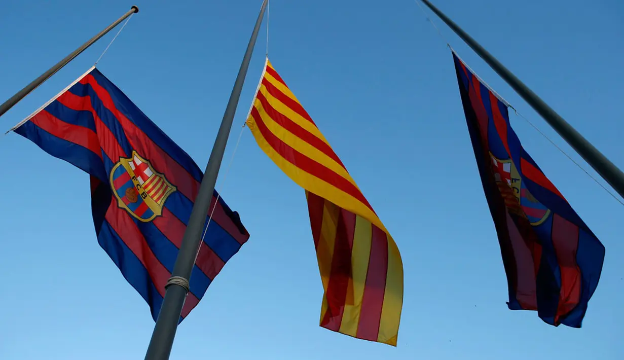 Untuk mengenang Tito Vilanova, di Stadion Camp Nou, Barcelona (25/4/2014), bendera Barcelona dan Catalunya dikibarkan setengah tiang. (REUTERS/Albert Gea)