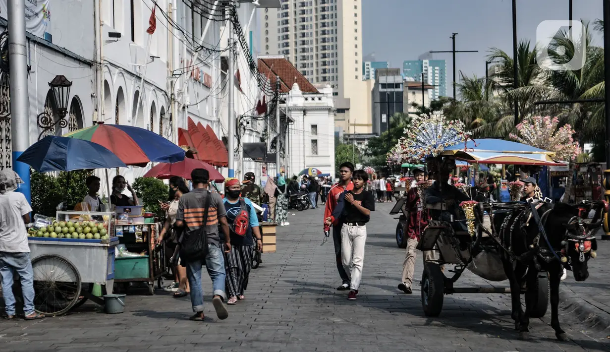 Wisatawan saat mengunjungi kawasan wisata Kota Tua, Jakarta, Minggu (28/6/2020). Untuk sementara selama PSBB Transisi, pihak pengelola Kota Tua hanya membuka layanan museum. (merdeka.com/Iqbal S. Nugroho)