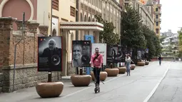 Seorang pria mengendarai skuter listrik di depan hotel Excelsior sehari sebelum dimulainya Festival Film Venesia edisi ke-78 di Venice Lido, Italia, Selasa (30/8/2021).  Festival ini berlangsung dari 1 hingga 11 September. (Photo by Joel C Ryan/Invision/AP)