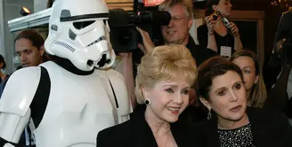 Jelang hari Natal kemarin, Carrie Fisher terkena serangan jantung dan kondisinya cukup mengkhawatirkan. Sebagi ibu, Debbie Reynolds memberitahu kondisi anaknya saat ini lewat tulisannya di  media sosial. (AFP/Bintang.com)