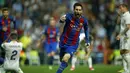 Bintang Barcelona, Lionel Messi, merayakan gol yang dicetaknya ke gawang Real Madrid pada laga La Liga Spanyol di Stadion Santiago Bernabeu, Madrid, Minggu (23/4/2017). (AFP/Oscar Del Pozo)