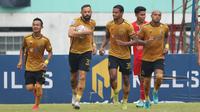 Selebrasi pemain Bhayangkara FC, Henry Matias Mier Codina (kedua kiri) setelah berhasil mencetak gol ke gawang Persija Jakarta dalam pertandingan lanjutan pekan ke-25 BRI Liga 1 2022/2023 yang berlangsung di Stadion Wibawa Mukti, Cikarang, Jawa Barat, Kamis (16/2/2023). (Bola.com/Ikhwan Yanuar)