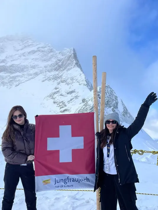 Berkunjung ke puncak gunung Jungfrau, Switzerland, mereka tampil kompak dengan outfit berlapis. Cut Tari tampil kece dengan puffer jacket warna coklat dan long pants warna hitam. [Foto: IG/@ersamayori/@cuttaryofficial]