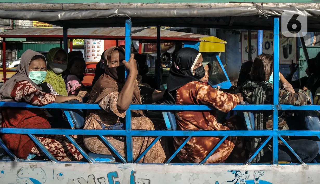 Warga saat menaiki odong-odong di Jalan Inspeksi Ciliwung, Jatinegara, Jakarta Timur, Senin (27/9/2021). Uniknya, jika sore hari kebanyakan penumpang ialah ibu-ibu bersama anaknya yang sekadar ingin berjalan-jalan. (merdeka.com/Iqbal S. Nugroho)