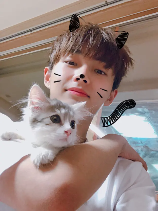 Kim Yong Guk atau Longguo bersama Kagu (Instagram/ catsgoesmeow_)