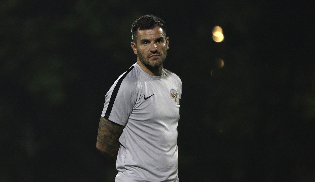 Pelatih Timnas Indonesia, Simon McMenemy, memperhatikan pemainnya saat latihan di Lapangan ABC Senayan, Jakarta, Jumat (7/6). Latihan ini persiapan jelang laga persahabatan melawan Yordania. (Bola.com/Yoppy Renato)