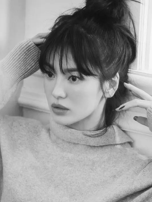 Lihat lagi gaya rambut berponi Song Hye Kyo yang ditata messy ini. Pesona bintangnya terpancar sangat nyata. [Foto: Instagram/kyo1122]