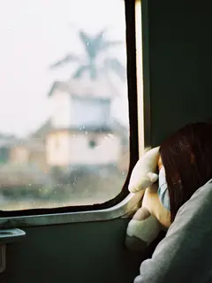 Ilustrasi seorang perempuan di kereta api. (Sumber foto: Unsplash.com)