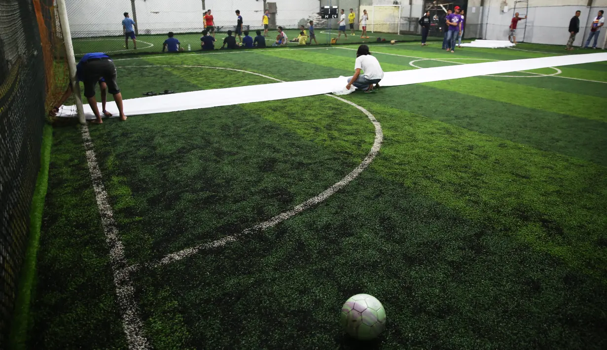 Aremania mengusung semangat kesatuan suporter untuk sepakbola Indonesia merancang dan membuat bendera Merah Putih terbesar di Dunia bertempat di Lapangan Futsal  Tangerang, Selasa (13/10/2015). (Bola.com/Nicklas Hanoatubun)
