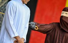 FOTO: Enam Pelanggar Qanun Jalani Hukuman Cambuk di Banda Aceh