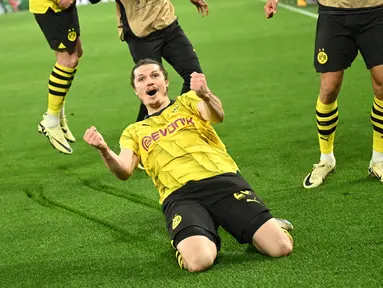 Gelandang Borussia Dortmund #20 Marcel Sabitzer merayakan gol keempat timnya yang dicetak ke gawang Atletico Madrid pada leg kedua perempat final Liga Champions 2023/2024 di Signal Iduna Park, Rabu (17/4/2024) dini hari WIB. (INA FASSBENDER / AFP)