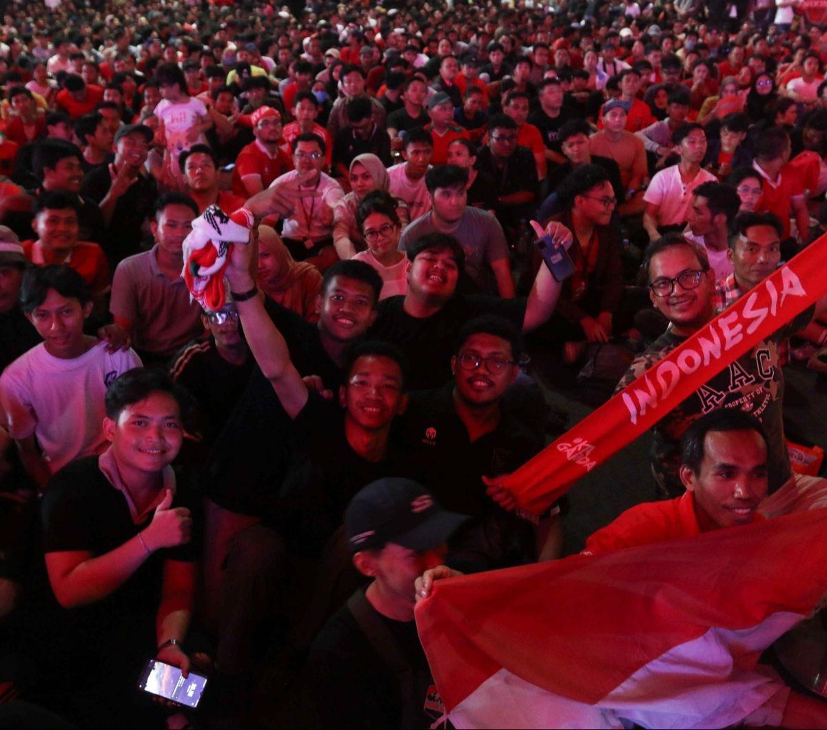 Ekspresi warga saat nonton bareng pertandingan Timnas Indonesia melawan Timnas Uzbekistan pada babak Semifinal AFC U-23 di Stadion Utama Gelora Bung Karno pada Senin (29/4/2024). Foto: Liputan6.com / Herman Zakharia