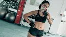 "Jadi intinya (min.4x seminggu) aku harus jump ropes/skipping 1000x. (Kalo waktunya mepet bisa dipecah jadi 500x pagi atau 500x sore),” lanjut Nabila. (Instagram/fastynabila)