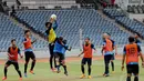 Timnas Indonesia mulai mematangkan strategi dalam sesi latihan di Stadion GBK Jakarta, Kamis (13/11/2014). (Liputan6.com/Helmi Fithriansyah)