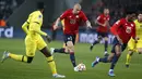 Penyerang Lille, Burak Yilmaz menggiring bola saat bertanding melawan Chelsea pada pertandingan leg kedua babak 16 besar Liga Champions di stadion Stade Pierre Mauroy, Prancis utara, Kamis (17/3/2022). Chelsea menang atas Lille 3-0. (AP Photo/Michel Spingler)
