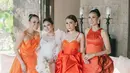 Saat resepsi di Bali, Jessica Mila memilih mengenakan gaun klasik model bustier rancangan Jeffry Tan. Gaun tersebut dilengkapi dengan organza outer pada bagian bahu yang bisa dilepas pasang.