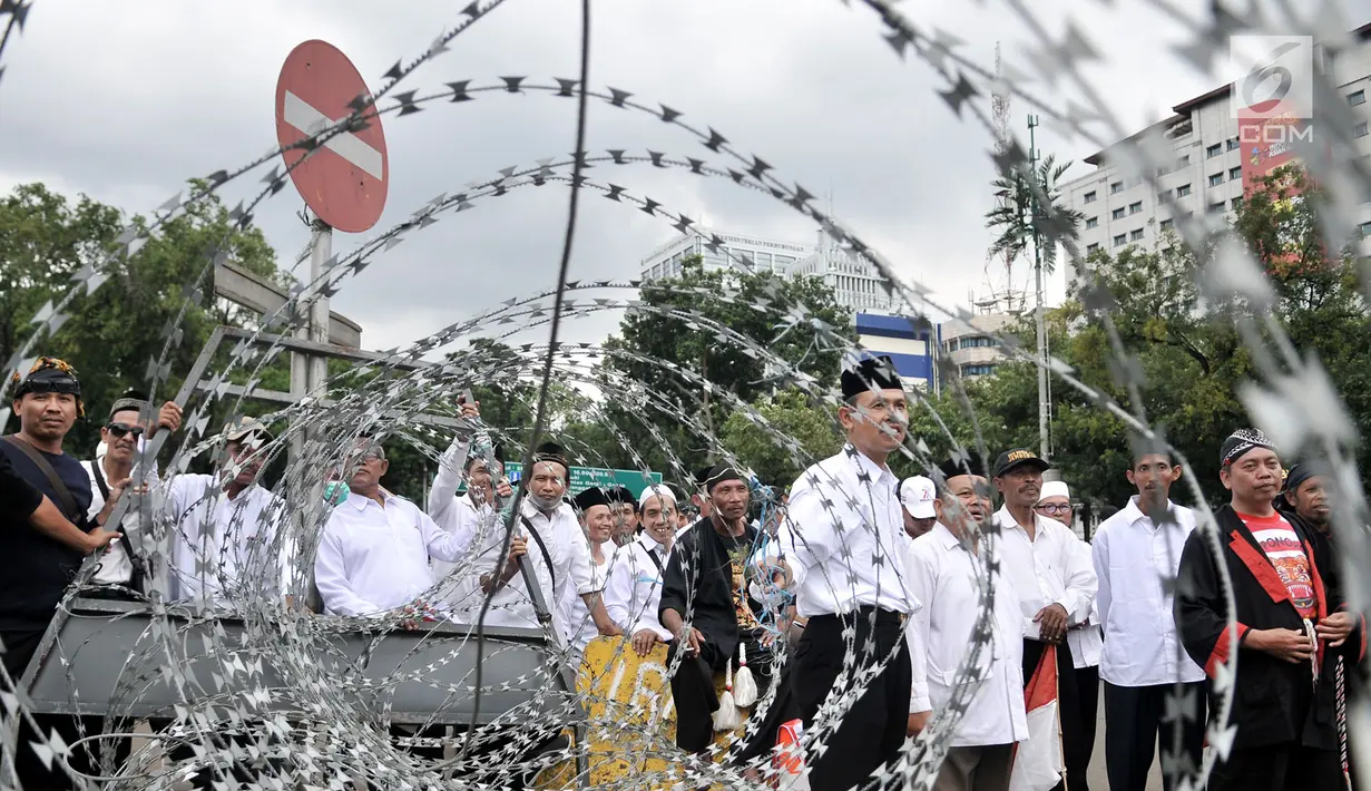 Massa FCKK Jawa Timur menggelar aksi di depan Istana, Jakarta, Senin (11/3). Mereka menuntut pemerintah segera menerbitkan NIP serta SK PNS kepada 1.357 tenaga honorer K2 yang telah lulus ujian CPNS jalur K2. (merdeka.com/Iqbal S. Nugroho)