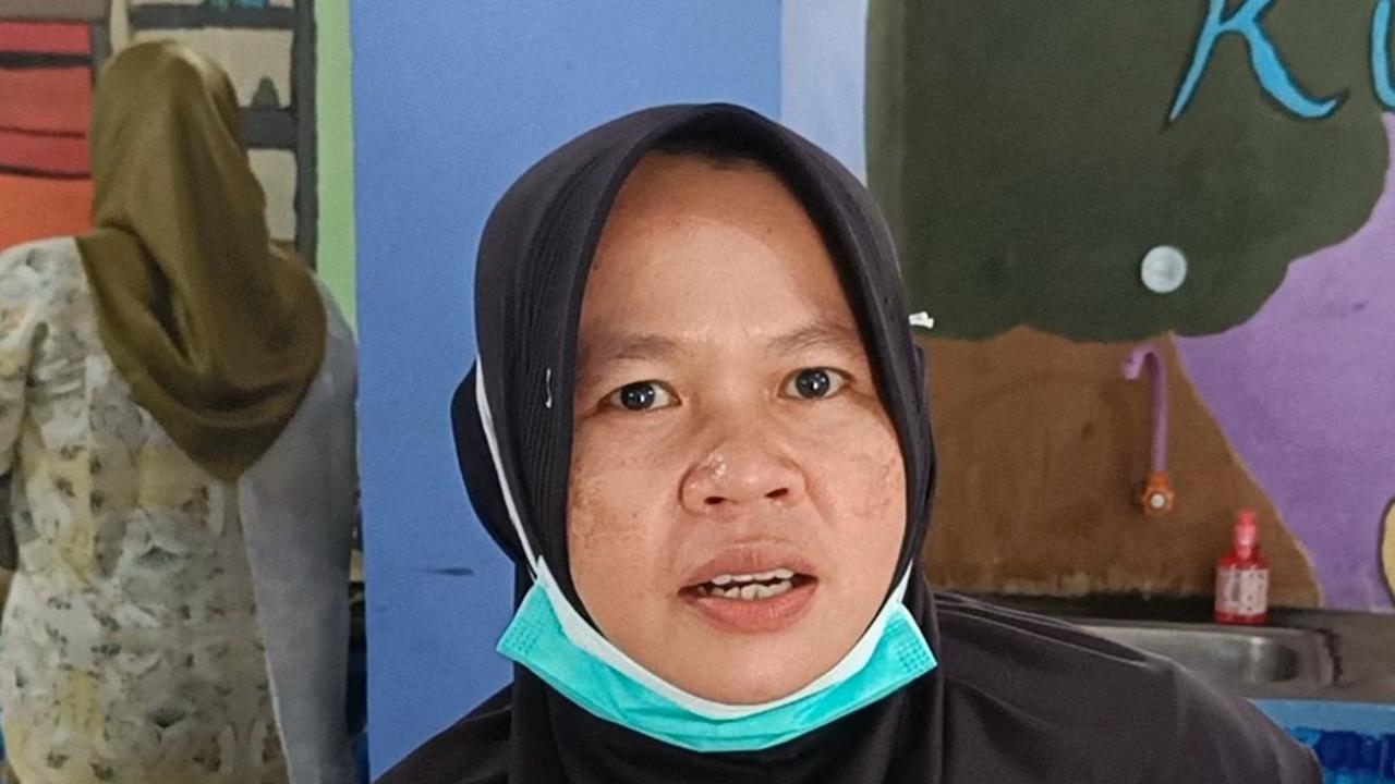 "Kalau bisa ditambah pak, kan sekarang udah pada naik ya," kata Pedagang Siomay itu kepada Airlangga yang disambut gelak tawa.