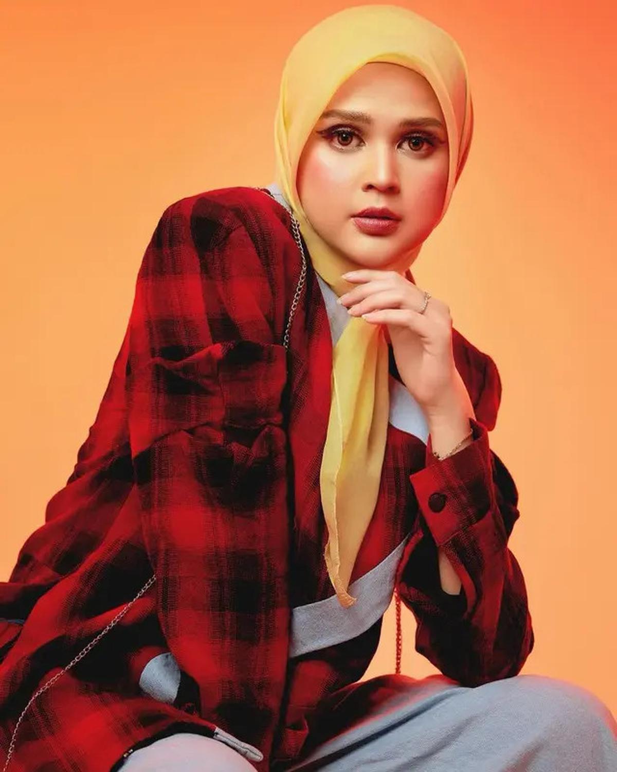 Dibantu fotografer @aldosinarta @hanzhp @iamraffan @heri.pp dan fashion stylist @gianinadebora, Dalam pemotretan bergaya retro, keluarga Roger dan Cut Meyriska tampil dengan pesona yang luar biasa.