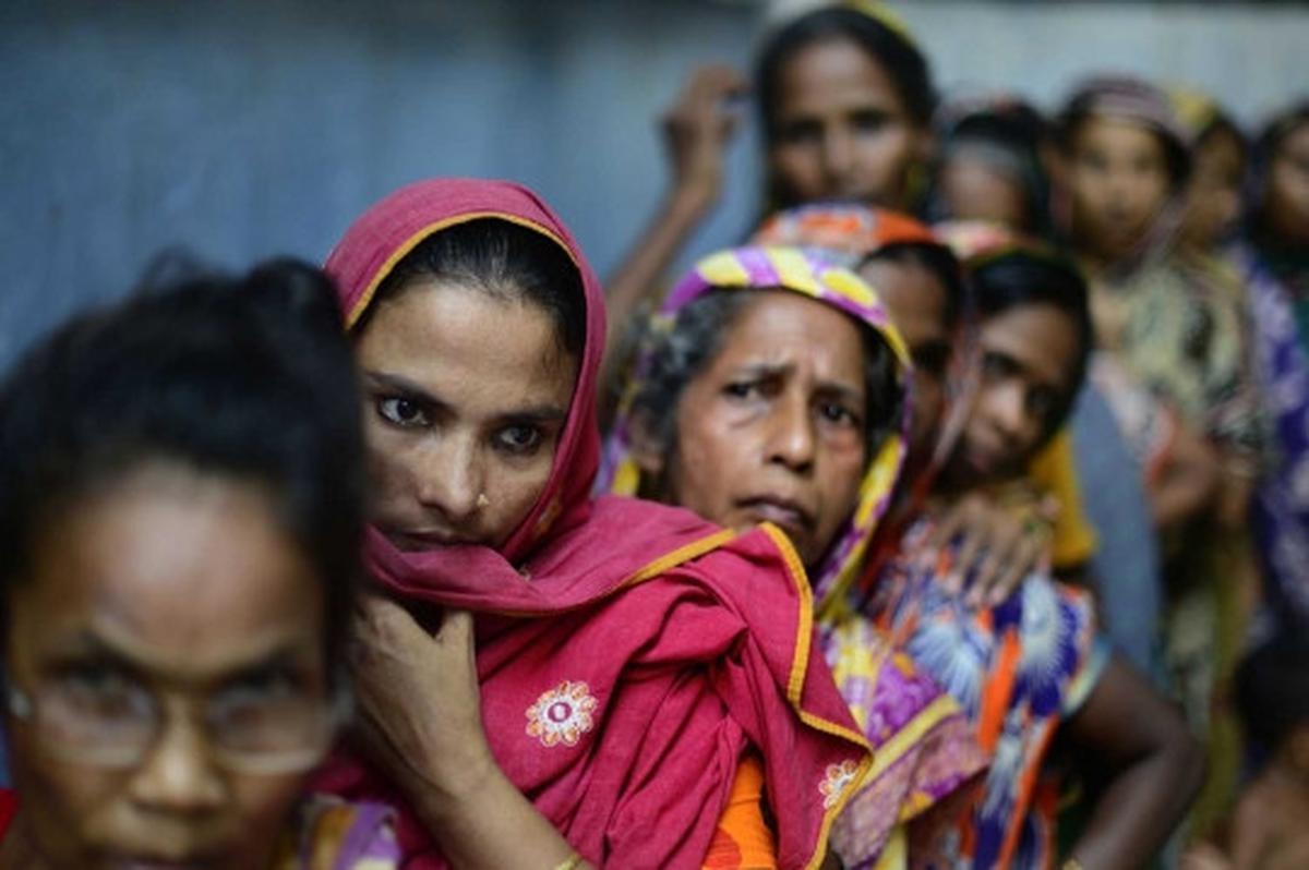 Momen langka, biksu di Bangladesh bagi-bagi takjil ke muslim