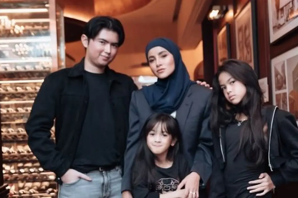 Gaya Badass Olla Ramlan Bareng Anak-Anak Tercinta (credit: instagram/ollaramlan)
