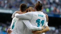 Penyerang Real Madrid, Karim Benzema (tengah) bersama rekannya Cristiano Ronaldo dan Gareth Bale melakukan selebrasi usai mencetak gol ke gawang Alaves pada La Liga Spanyol di stadion Santiago Bernabeu (24/2). Madrid menang 4-0. (AP Photo/Francisco Seco)