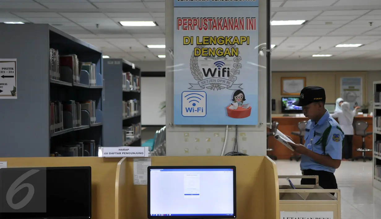 Petugas membaca buku di perpustakaan DPR, kompleks Parlemen Senayan, Jakarta, Jumat (01/04). Rencananya, pimpinan DPR RI akan membangun gedung perpustakaan mewah di Komplek Parlemen Senayan, dengan anggaran Rp 570 miliar. (Liputan6.com/Johan Tallo)