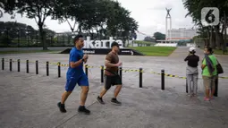 Warga berolahraga di kawasan Lapangan Banteng, Jakarta, Kamis (19/8/2021). Pemerintah Provinsi DKI Jakarta mengizinkan warga berolahraga di ruang terbuka selama perpanjangan PPKM Level 4 hingga 23 Agustus 2021. (Liputan6.com/Faizal Fanani)