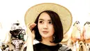 Dengan rambut pendek di atas bahu, Wika Salim selalu tampak memesona dalam balutan busana kasual sekalipun. Hanya dengan kaos hitam tipis dan rok warna senada, Wika Salim terlihat bak boneka barbie hidup. Tak heran banyak pria yang kepincut dengan pedangdut satu ini. (Liputan6.com/IG/@wikasalim)